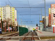 POZOR! Električka premáva a má prednosť