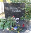 Náhrobok Dr. Gustáva Husáka Náhrobok Dr. Gustáva Husáka