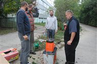 Komunitná záhrada spojila generácie - brigádou