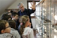 Prví návštevníci novej expozície Dúbravského múzea